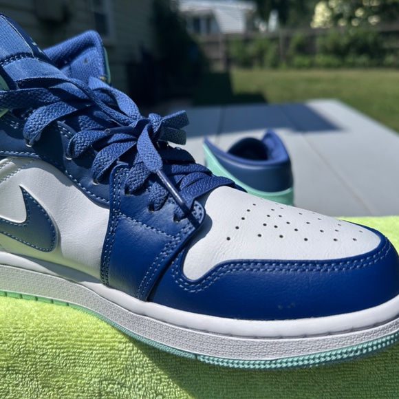Size 9.5 - Nike Air Jordan 1 Mid Mystic Mens Navy Mint White Sneaker 554724-413 - Picture 14 of 16